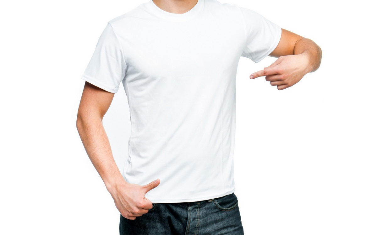 Белая футболка на человеке