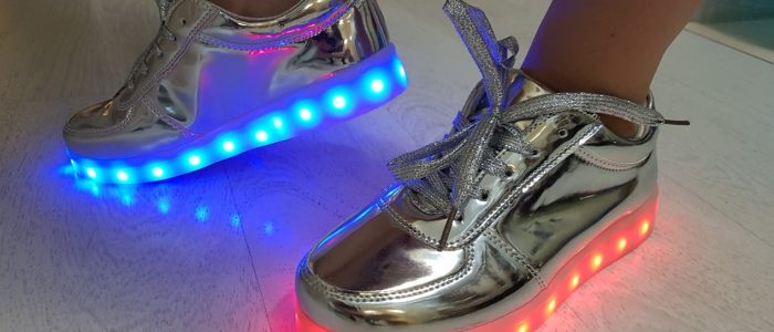 Можно ли стирать светящиеся кроссовки в стиральной машине